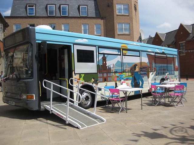 Bws y Cynulliad wedi’i barcio yn Wrecsam / The Assembly bus parked in Wrexham