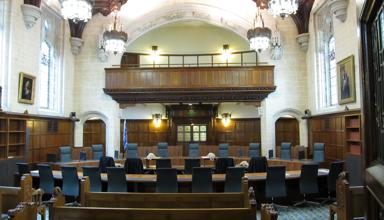A picture showing the inside of an empty court room